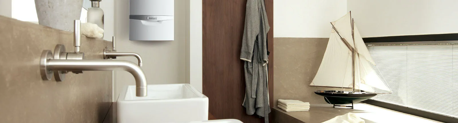 Wandhängendes Gasbrennwertgerät von Vaillant im Badezimmer. 