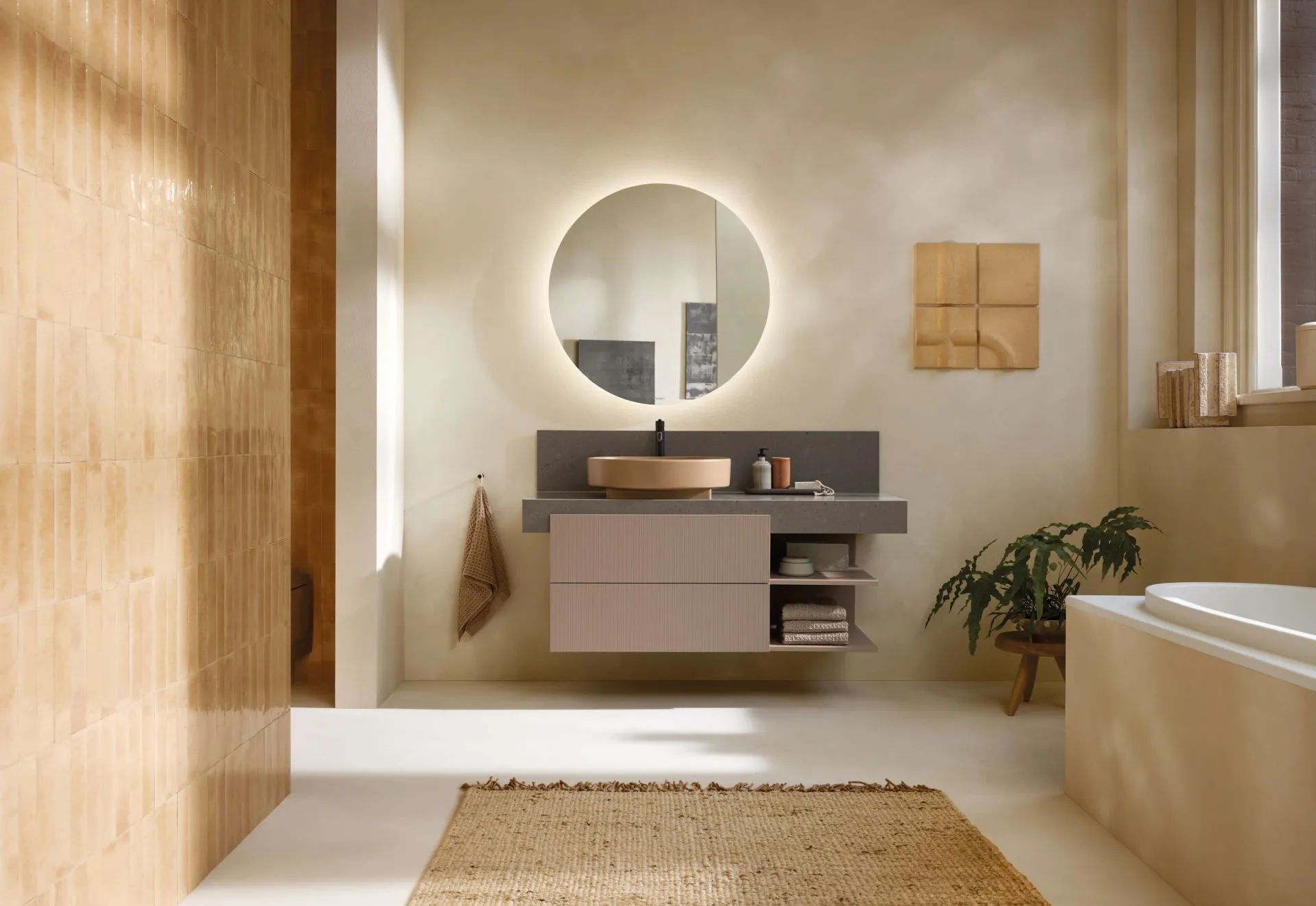 Helles Premiumbadezimmer mit Aufsatzwaschtisch der Serie Balcoon von Duravit. 