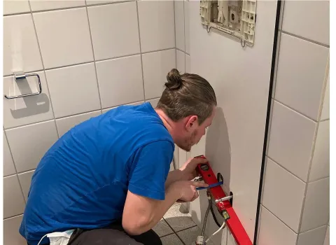 Montage der Washlet-Platte.