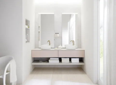 Modernes Badezimmer mit schwebenden Rosé-farbenen Holzmöbeln, schwarzen Waschbecken und beleuchteten Spiegeln, gestaltet mit dem Badplanungsprogramm Sys30.