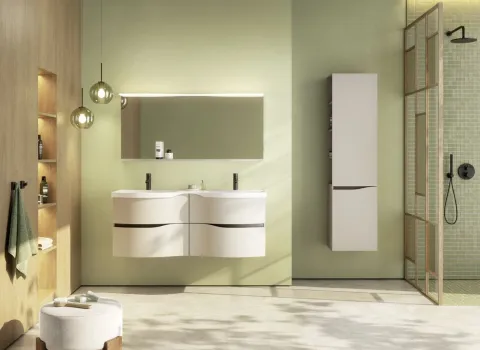 Dieses stilvolle Badezimmerinterieur basiert auf einem durchdachten burgbad sinea 3.0 Planungsbeispiel mit schwebenden Waschtischunterschränken und minimalistischen Möbeln.