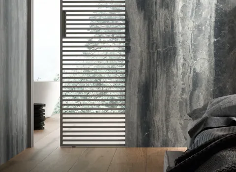Marazzi Fliesen im Marmor Look in einem Schlafzimmer.