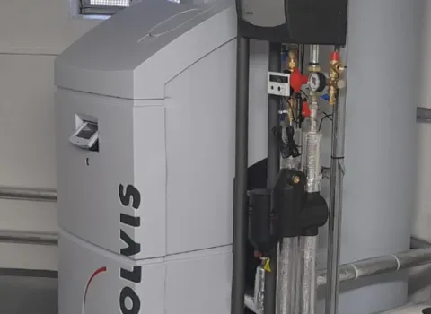Solvis Heizsystem mit Speicheranlage und moderner Steuerung im Keller.