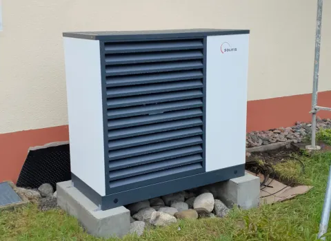 Solvis Wärmepumpe als moderne Außenanlage für energieeffiziente Heizung im Einfamilienhaus.