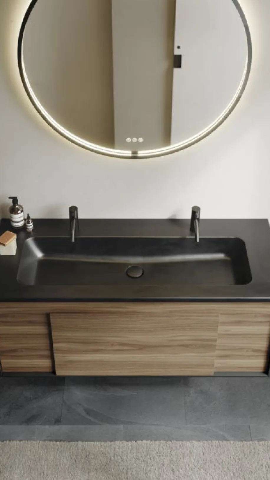 Der abgebildete Waschtisch überzeugt mit einer tiefschwarzen, matten Oberfläche und zwei eleganten Armaturen, ideal für die Nutzung als Doppelwaschtisch.