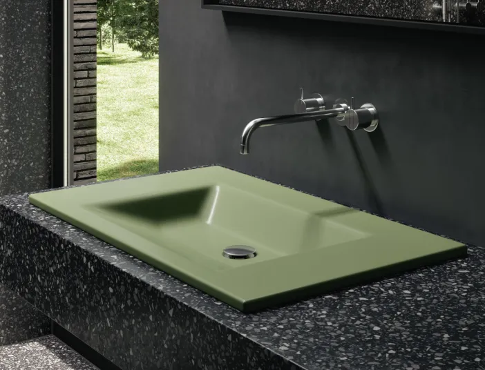 Waschbecken BetteAqua in Grün auf dunklem Granittisch 