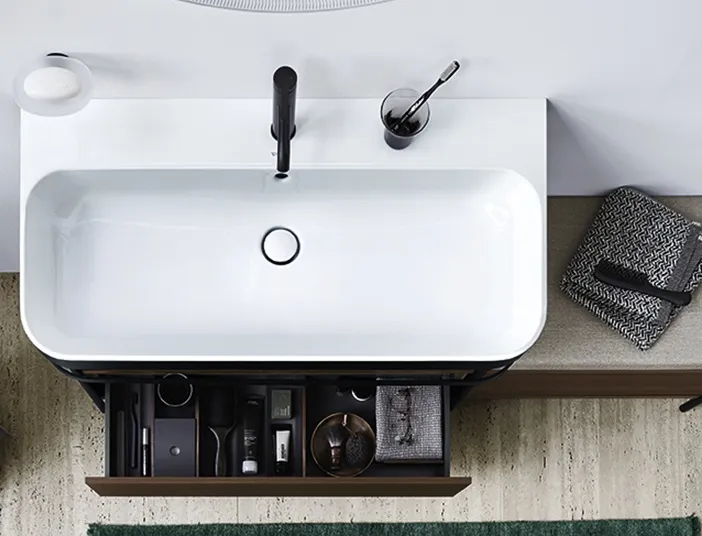 Länglicher Waschtisch mit Metalluntergestell und Schubladen von Duravit.