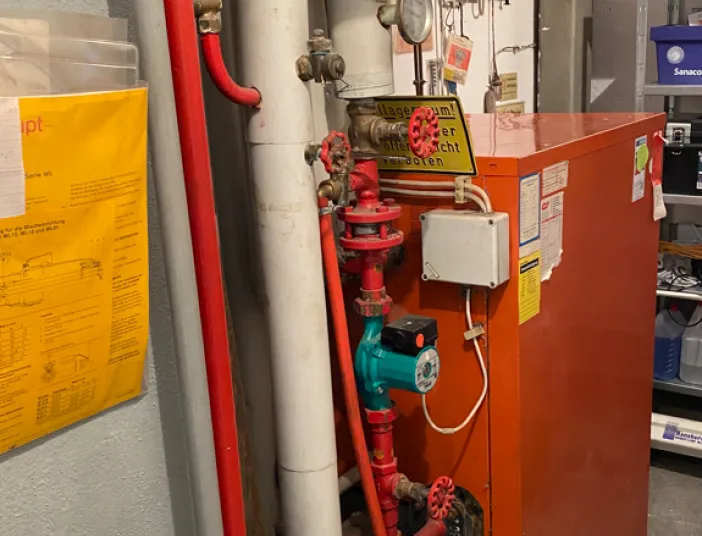 Alte Ölheizung in einem Heizungskeller vor der Modernisierung.