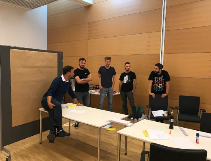 Coach Max von Düring mit Azubis beim Persönlichkeitstraining.