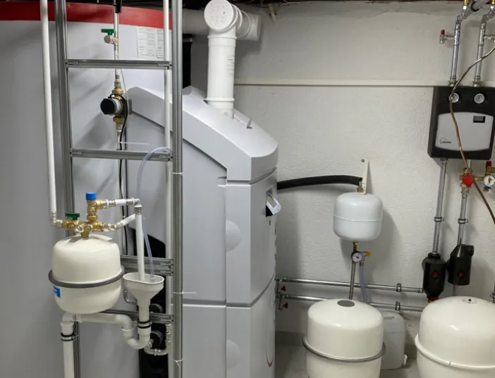 Neue SolvisMax-Heizungsanlage mit Gas und Solar nach der Modernisierung.