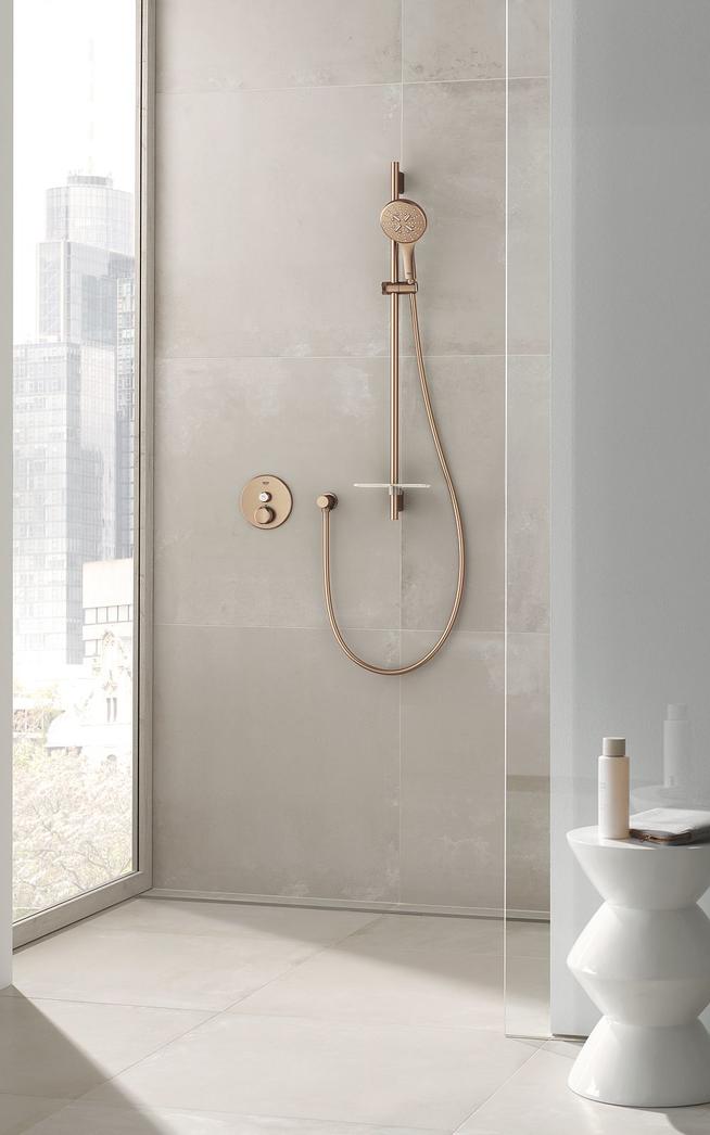 Helles Badezimmer mit goldener Duscharmatur