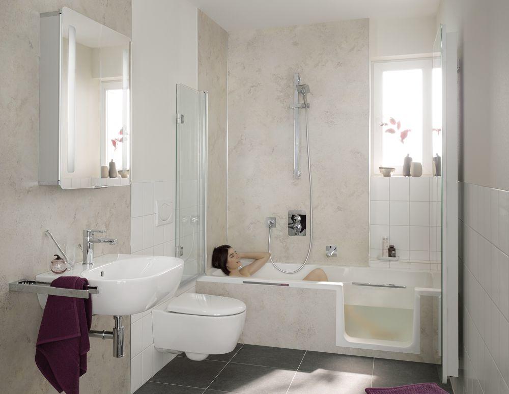 Frau nimmt Vollbad in Duschbadewanne