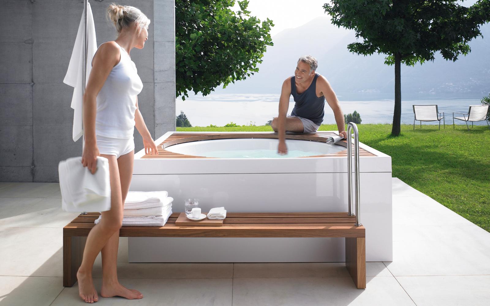 Whirlpool im Freien mit Mann und Frau