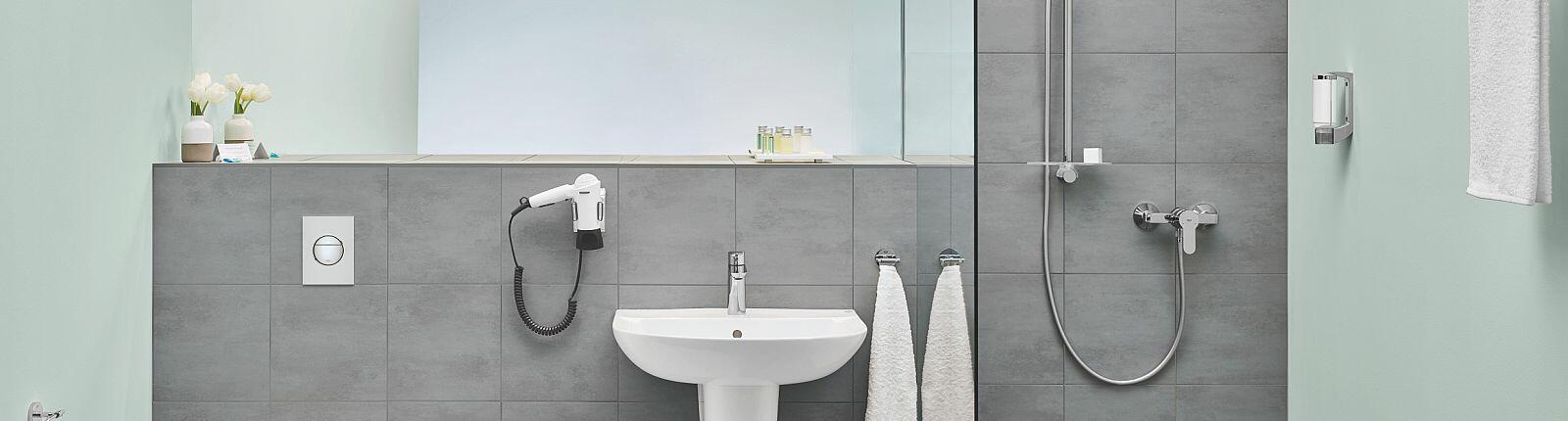 Querschnitt Bad mit Spiegel, Toilette, Dusche und dunklen Fliesen