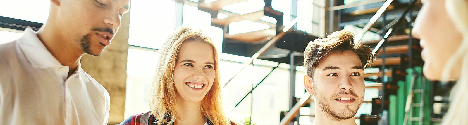 Vier junge Azubis beim Bewerbercafé