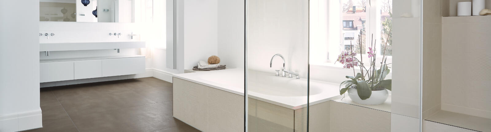 Wohnbad mit viel Platz für Wanne und Doppelwaschtisch