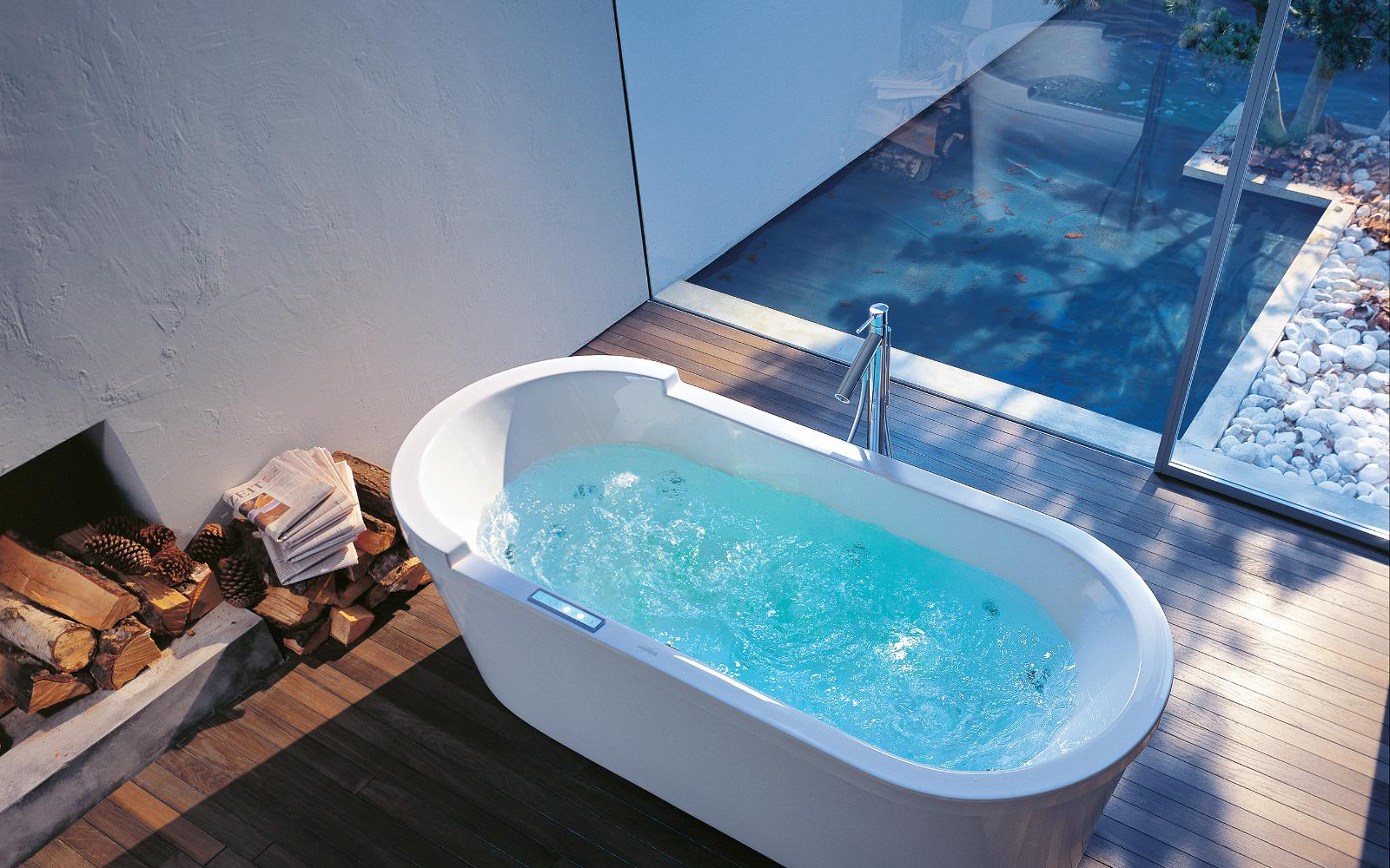 Whirlwanne vor großem Fenster