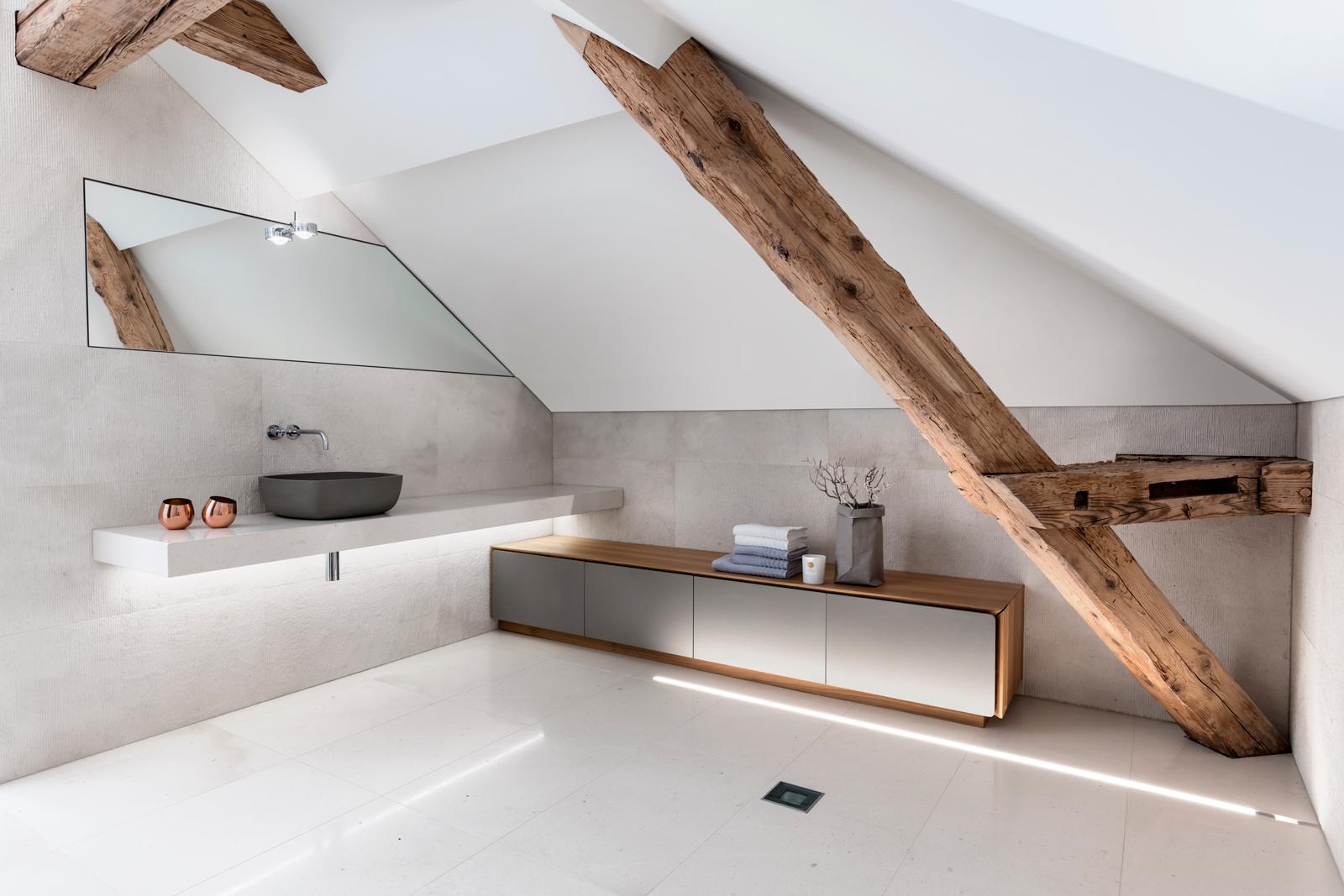 Helles Bad mit Holzbalken