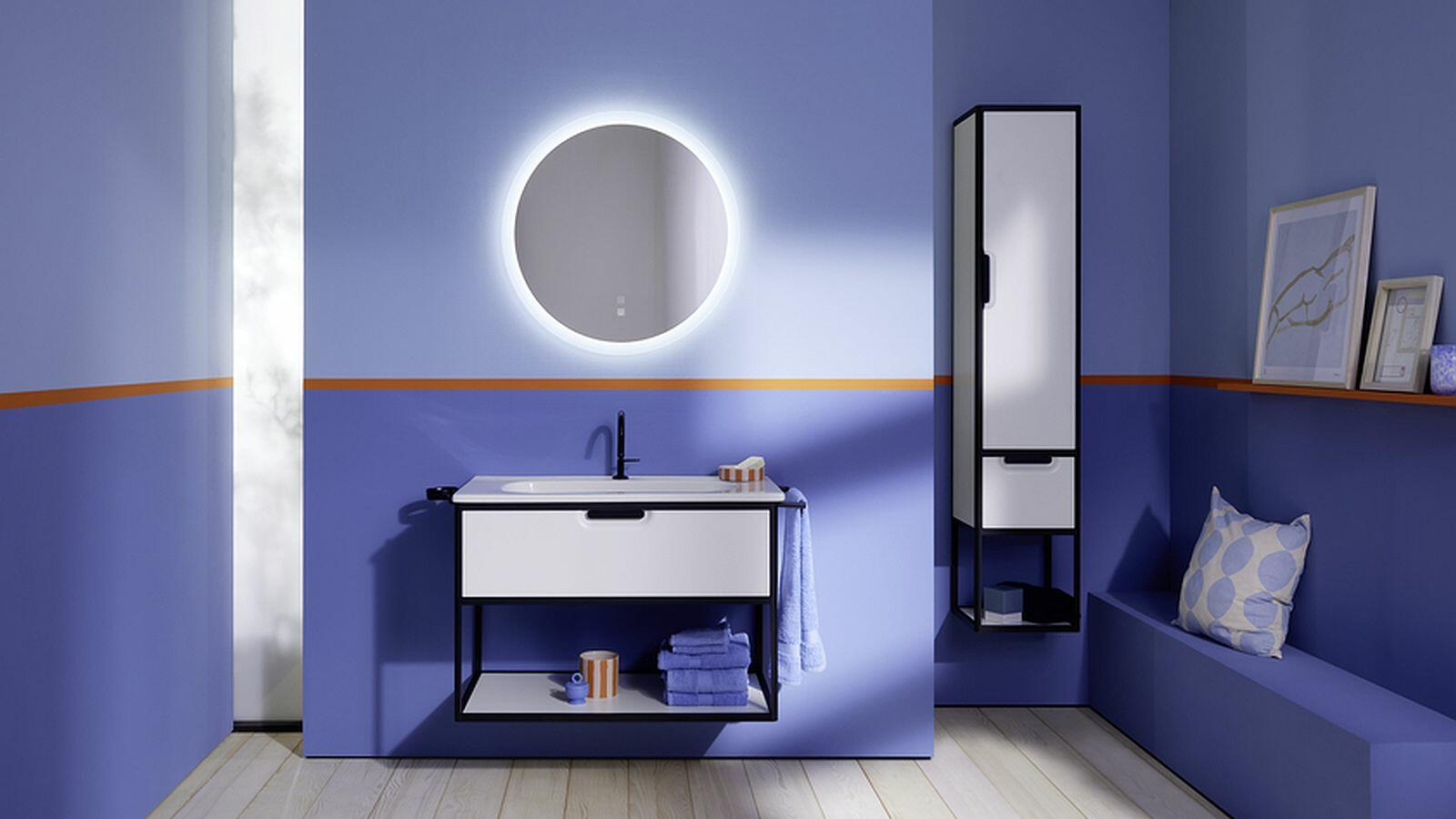 Lilanes Badezimmer mit runden Leuchtspiegel der Serie vry von burgbad